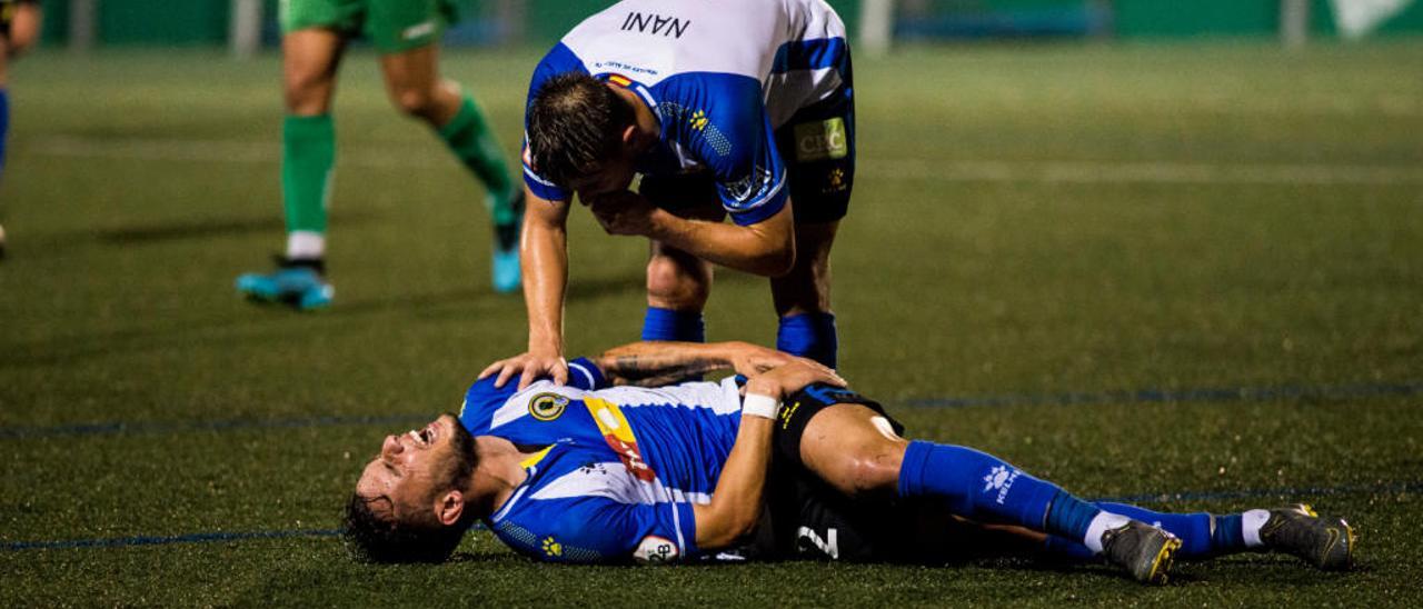 El lateral Nani se interesa por el estado de su compañero Borja Martínez tras recibir una falta en el campo del Cornellà.