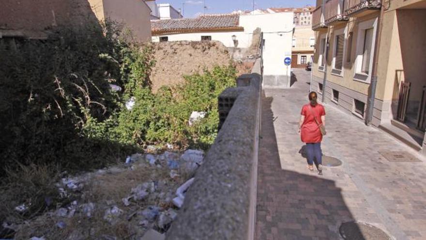 Un solar abandonado y lleno de basuras en el barrio de La Horta.