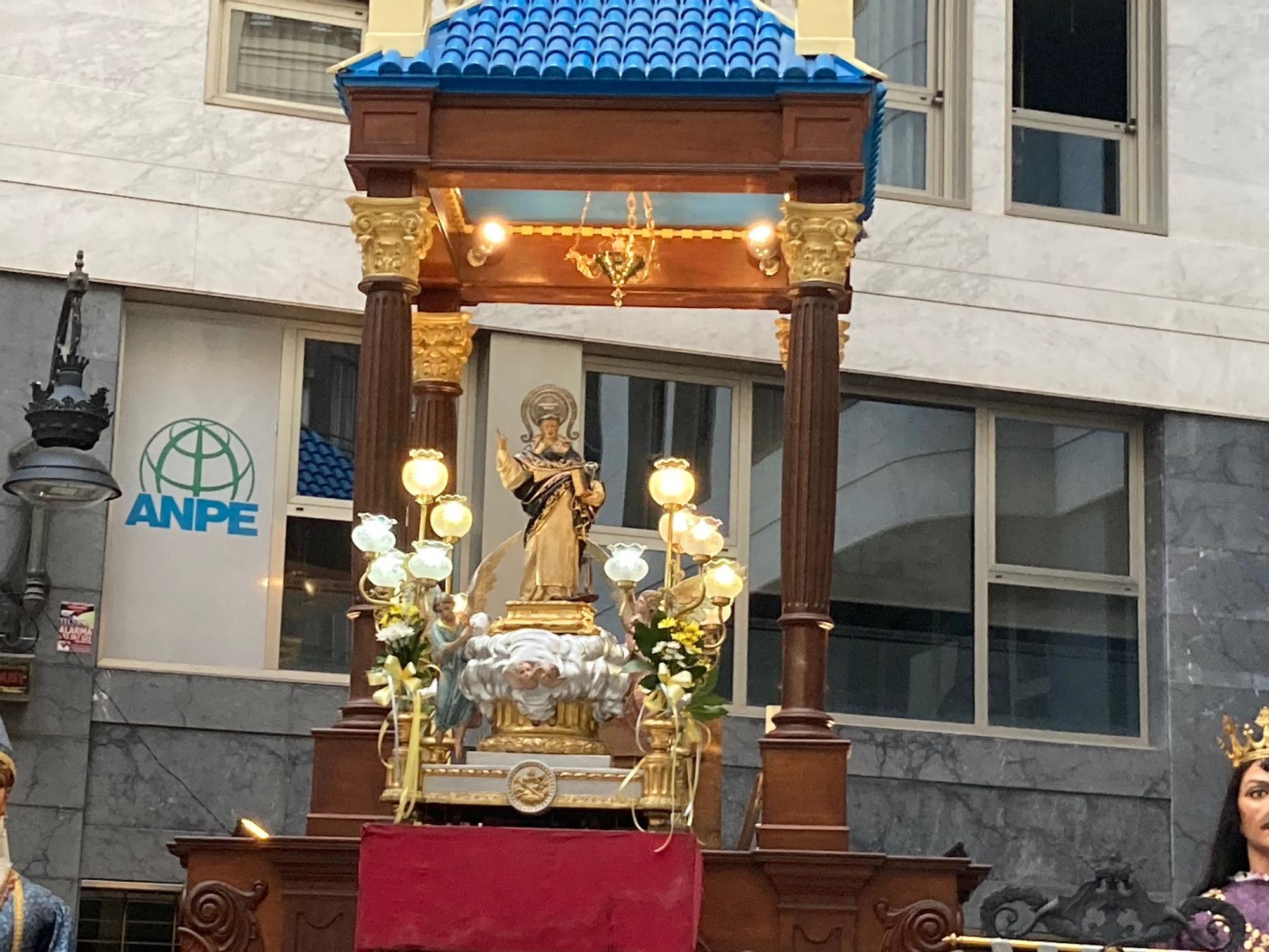 La calle San Vicente acoge la procesión "dels Xiquets" con tres generaciones falleras