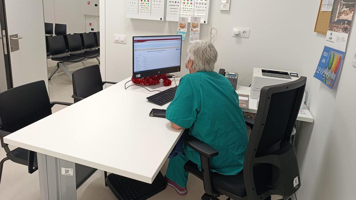 Médica de familia en la consulta de su centro de salud.