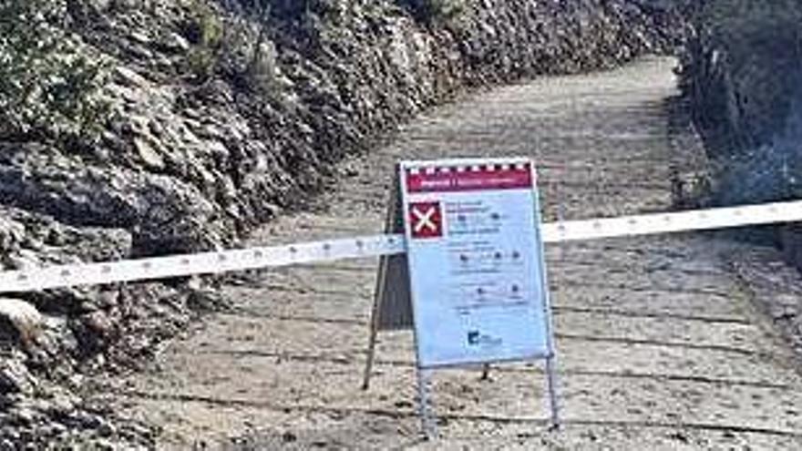 Senyalització que alerta els senderistes que el camí està tallat