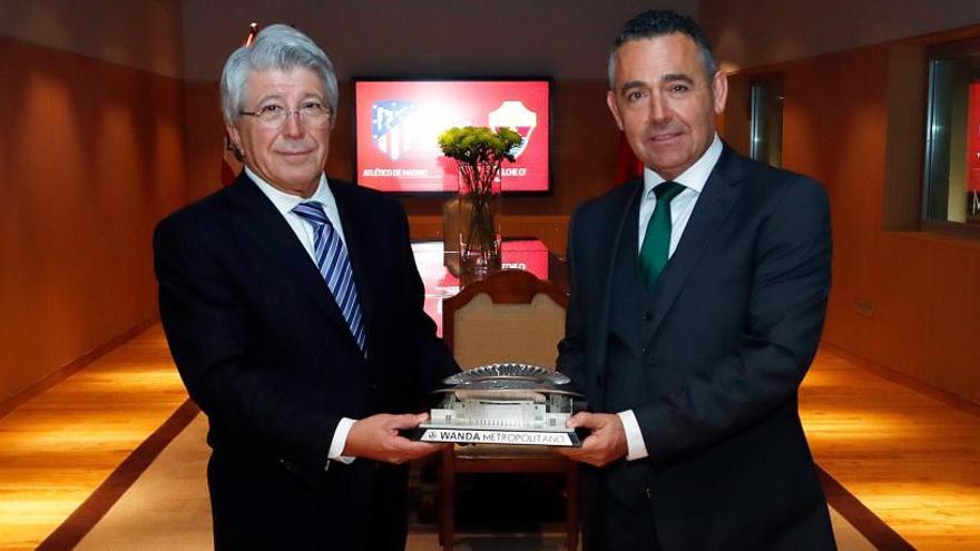 Cerezo entrega a García una reproducción del Wanda Metropolitano