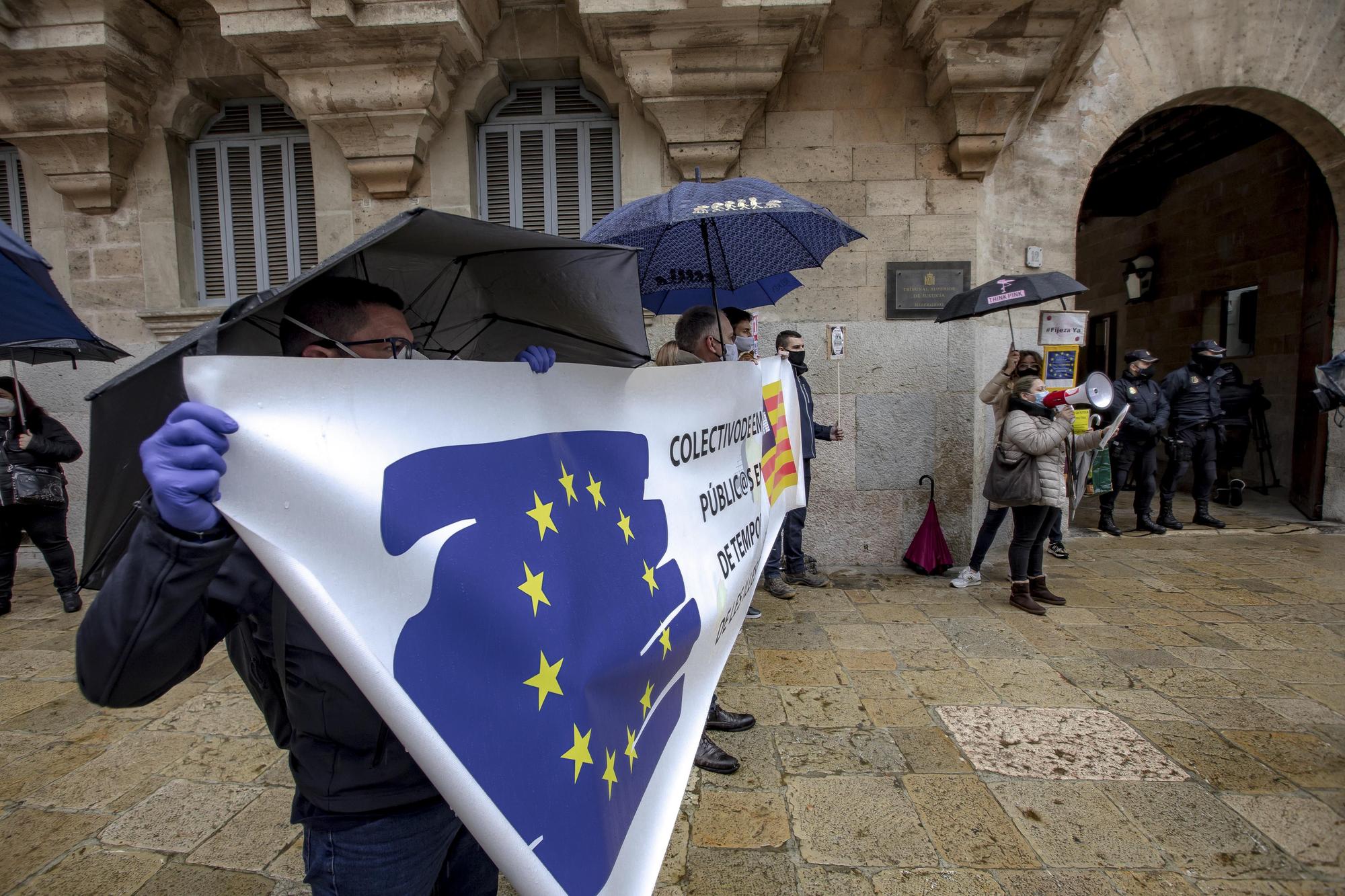 Los funcionarios interinos de Baleares exigen estabilidad en el empleo público