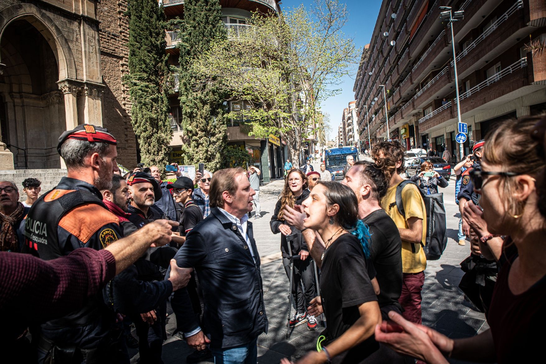 Antifeixistes protesten en l'acte de campanya de Vox a Cris Rei