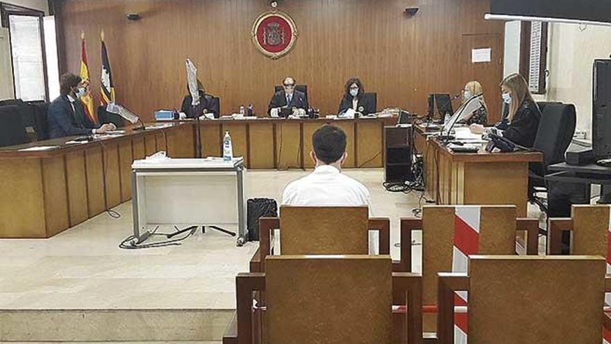 El acusado de abusar de su sobrina de 13 años, ayer, en el juicio en la Audiencia Provincial.