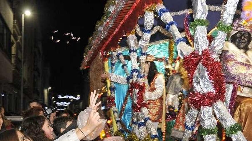 Jóvenes recogen caramelos en Vila de Cruces. // Bernabé/Javier Lalín