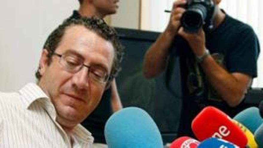 El portavoz del grupo municipal popular del Ayuntamiento de Benidorm, Antonio Pérez, antes de la rueda de prensa que ha ofrecido tras hacerse público el texto de la moción de censura contra el alcalde de Benidorm, Manuel Pérez Fenoll, del PP, que ha sido presentado esta mañana por los ediles socialistas Agustín Navarro y Jaime Llinares, junto con el concejal no adscrito y ex edil del PP en Benidorm, José Bañuls.