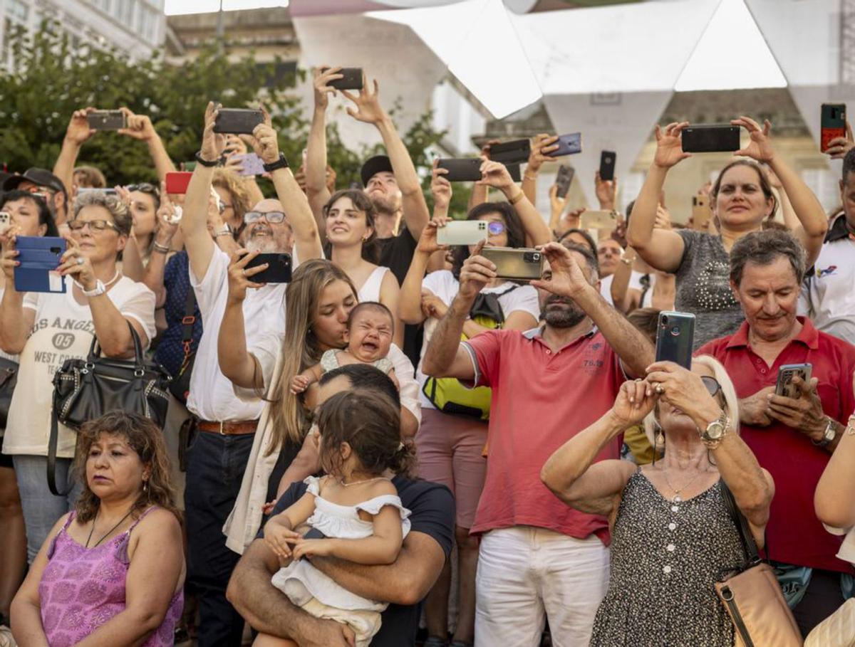 Gran expectación del público durante la elaboración. | // BRAIS. LORENZO