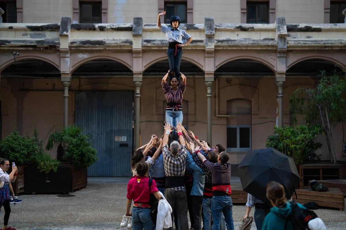 Esquerdats, la colla castellera que ensaya en la Modelo