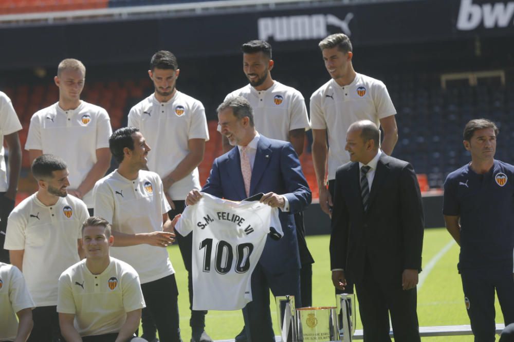 El rey Felipe VI felicita a la plantilla del Valencia CF por conseguir la Copa