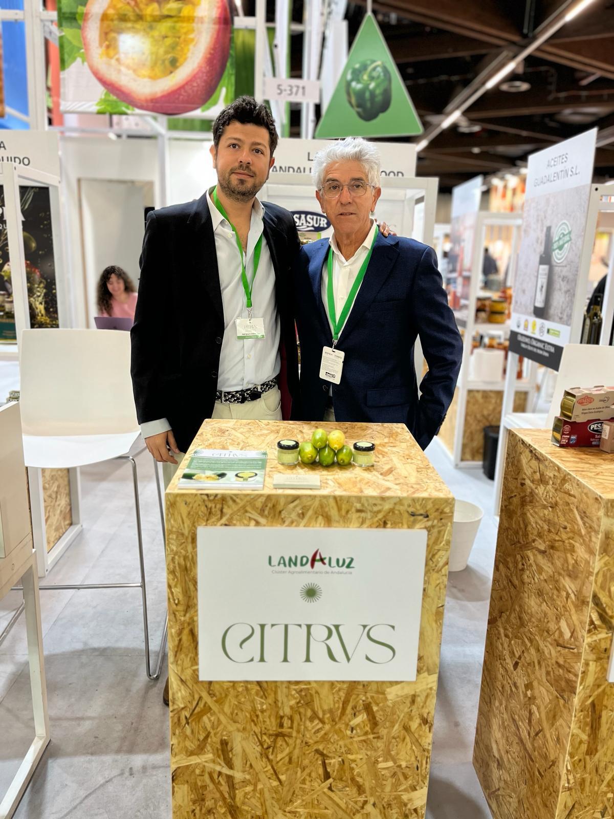 Bernardino Jiménez es el fundador de la empresa Novedades Hortícolas. Junto a él, su hijo José Ignacio Jiménez, director comercial, que además está desarrollando Citrvs como filial. En la imagen, en la feria de productos ecológicos BioFach, en Nuremberg (Alemania), junto con el clúster agroalimentario Landaluz.