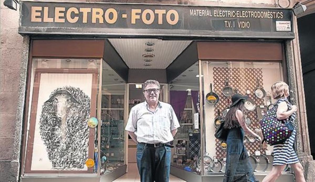 A dalt, Salvador Trojaola, president de l’associació de comerciants, i el pastisser Ferran Pujol. A sota, Marc Torres (esquerra) i Joaquim Sospedra. Tots posen amb els quadros. A dalt, Salvador Trojaola, president de l’associació de comerciants, i el pastisser Ferran Pujol. A sota, Marc Torres (esquerra) i Joaquim Sospedra. Tots posen amb els quadros.