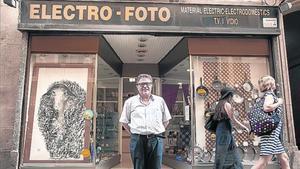 A dalt, Salvador Trojaola, president de l’associació de comerciants, i el pastisser Ferran Pujol. A sota, Marc Torres (esquerra) i Joaquim Sospedra. Tots posen amb els quadros.