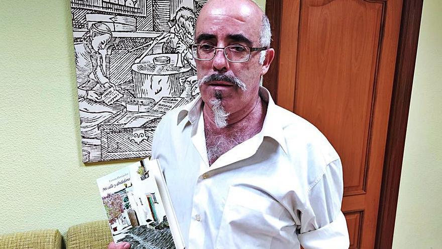 Fermín Hernández, con su libro “Mi calle y alrededores”. | Cedida