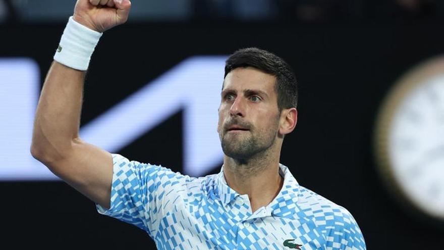 Djokovic salva sus molestias en la pierna y pasa a tercera ronda de Australia