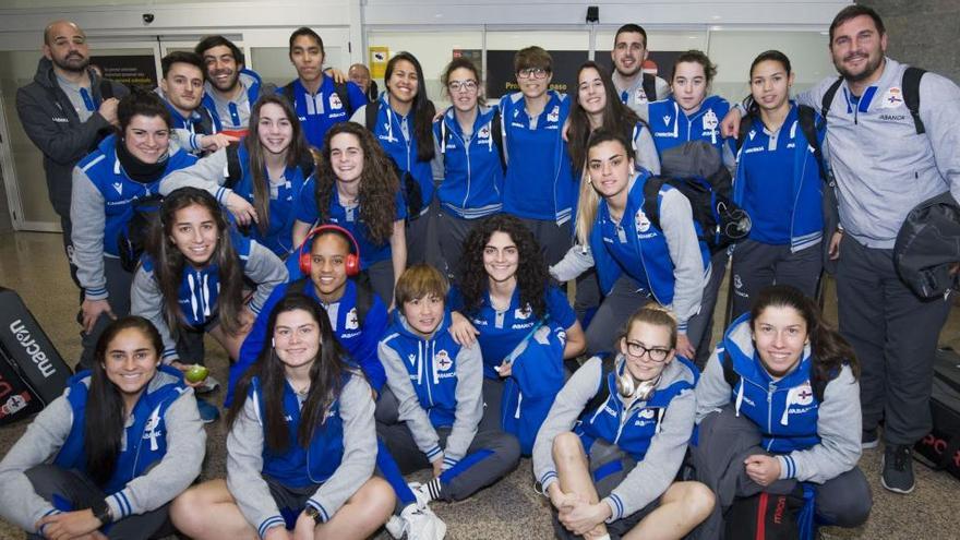 Las jugadoras del Dépor Abanca, en Alvedro tras la visita copera al Barça.