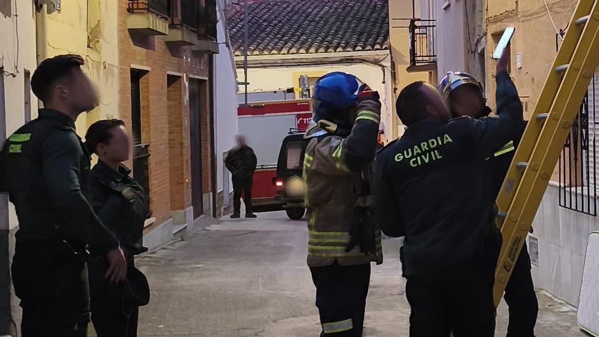 Los bomberos de Toro y la Guardia Civil colaboran para rescatar a la mujer, retenida en su vivienda.