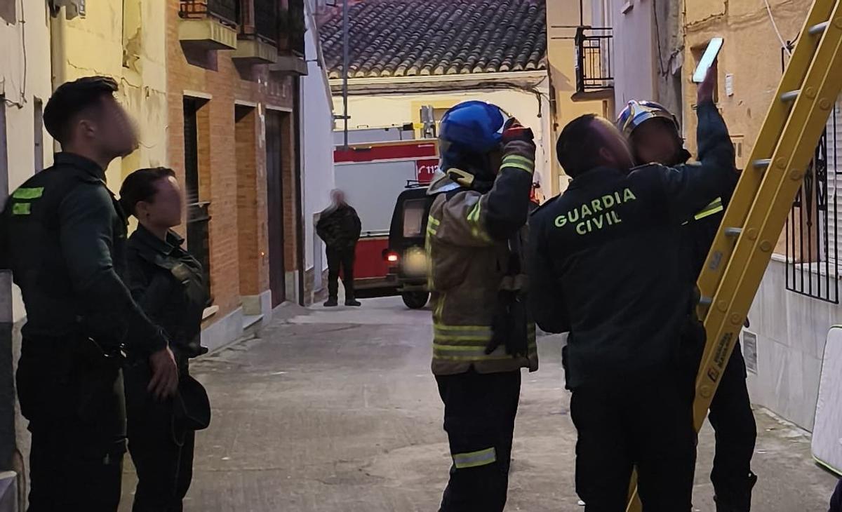 Los bomberos de Toro y la Guardia Civil colaboran para rescatar a la mujer, retenida en su vivienda.
