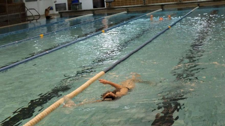 La piscina Manuel Llaneza de Mieres pone hoy fin a tres décadas de historia