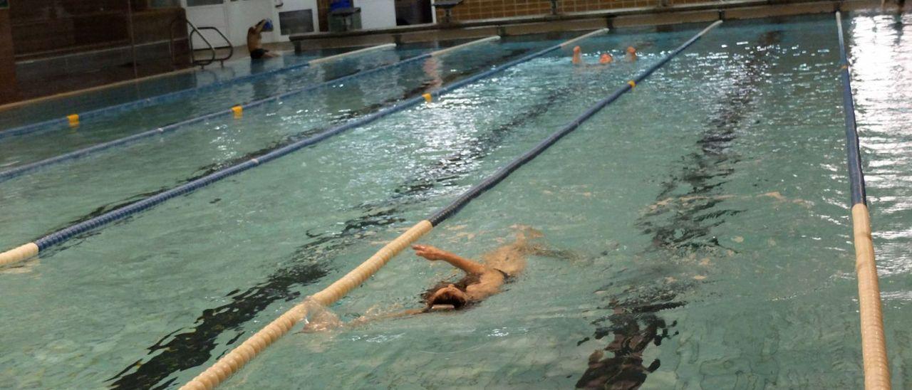 Un nadador en la piscina Manuel Llaneza de Mieres