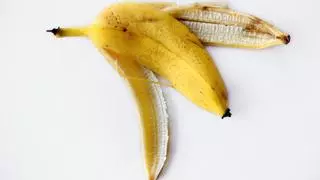 Meter la piel de plátano en el congelador: el truco de cocina y belleza que arrasa
