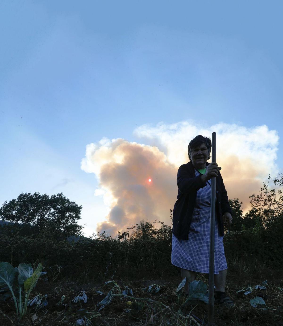 Una vecina de una de las aldeas afectadas por el fuego en A Pobra do Brollón. |  Efe