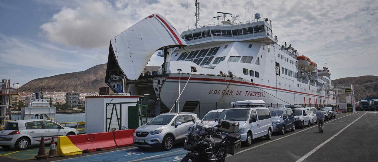 El buque ‘Volcán de Taburiente’ de Naviera Armas, que une Tenerife y La Gomera, atracado en el Puerto de Los Cristianos.