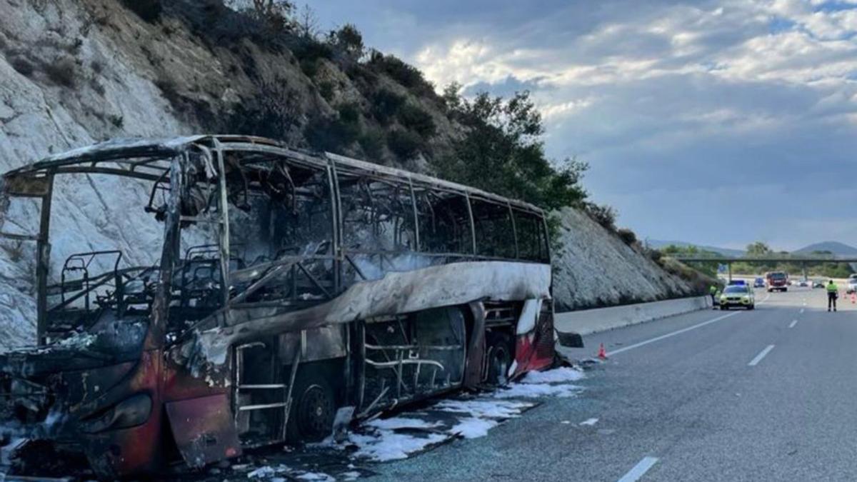 Estat en què va quedar l’autocar de la Jonquera. | POLICIA LOCAL DE LA JONQUERA