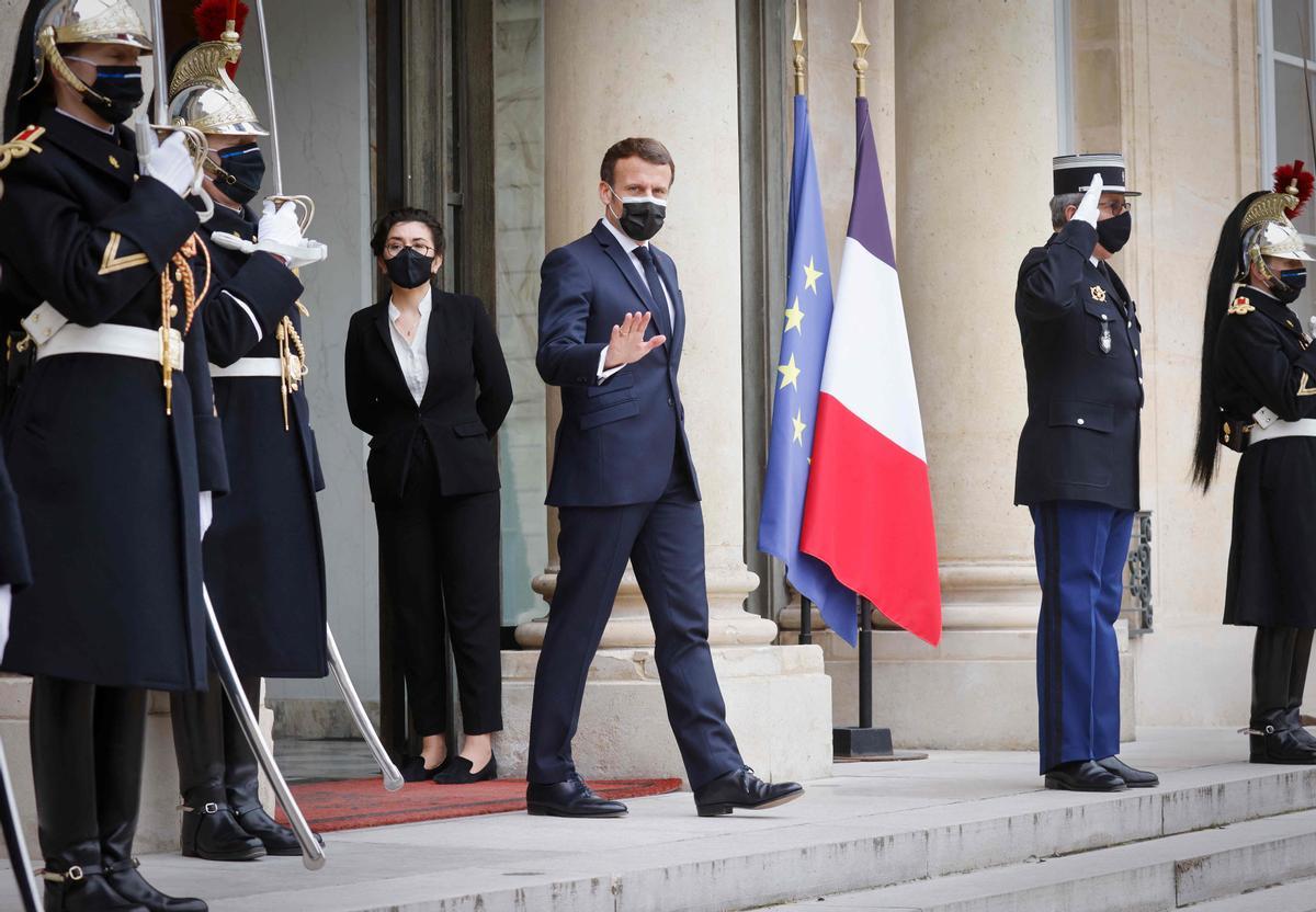 Els errors de l’estratègia davant el coronavirus desgasten Macron