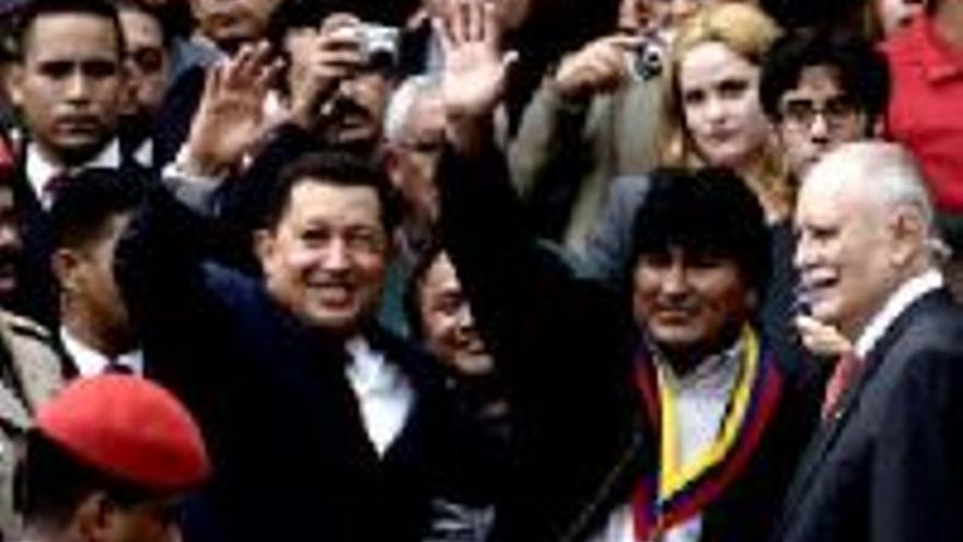 Evo Morales se adhiere a la &quot;lucha antiimperialista&quot; de Chávez y Castro