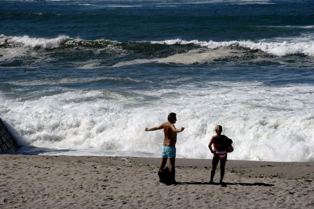 Desalojo de las playas de Riazor y Orzán