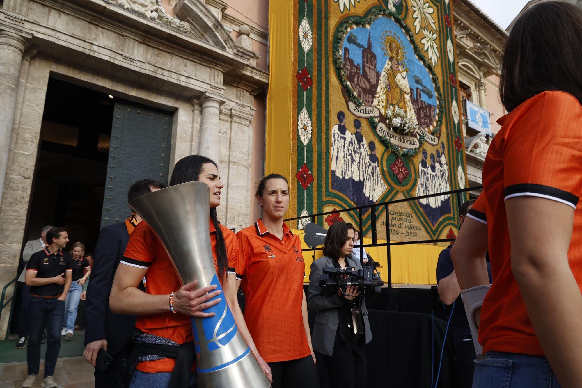 El Valencia Basket celebra en casa su triplete histórico