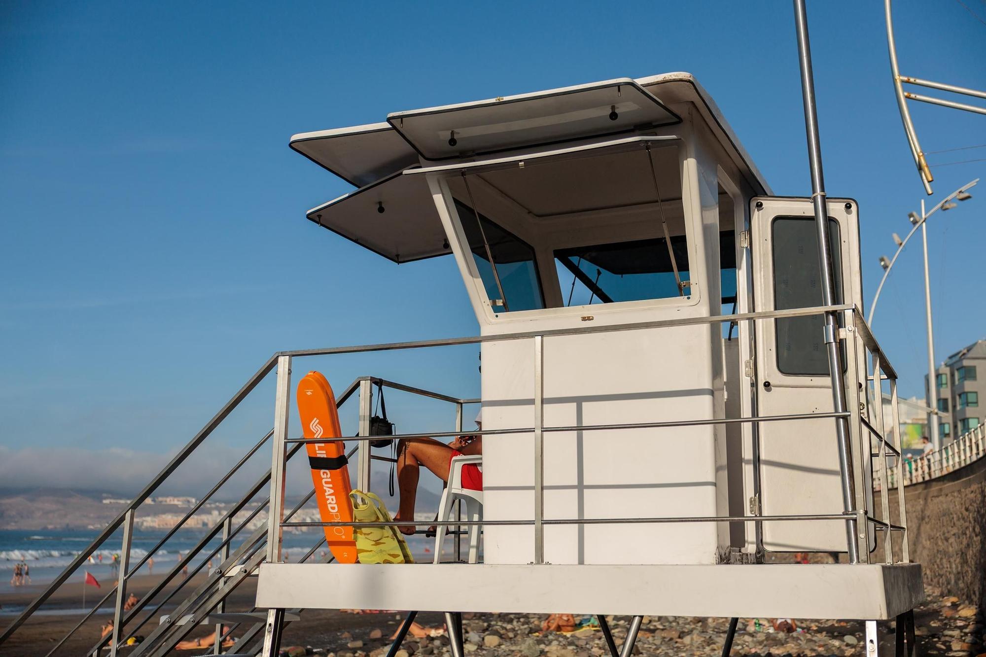 La playa de Las Canteras estrena nuevas torres de vigilancia, tarimas flexibles accesibles en la arena y un sistema de reanimación automático