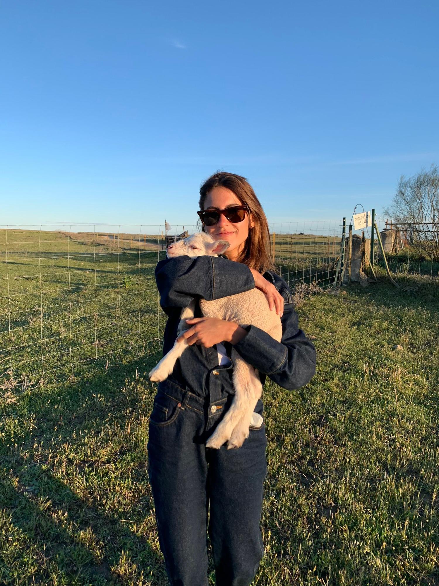 La influencer posando en el campo.