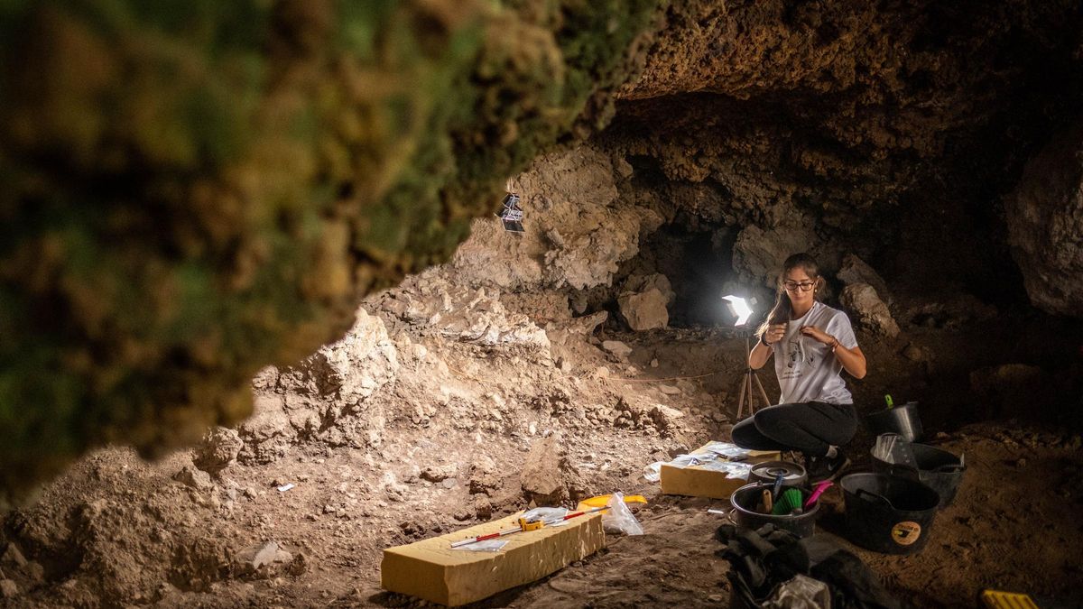Una joven investigadora canaria de Arqueología .