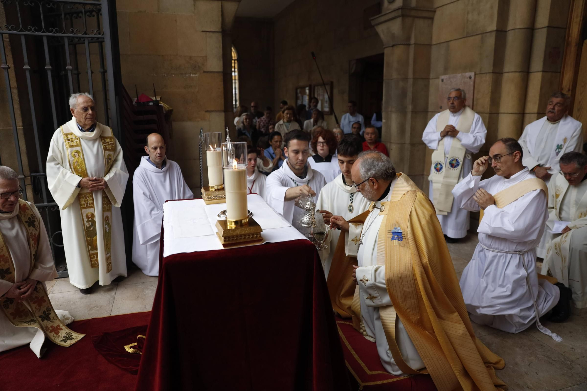 Pétalos, incienso, niños... así fue la procesión del Corpus Christi en Gijón (en imágenes)