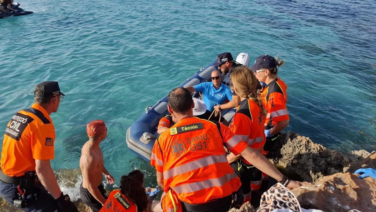 Rescatan a un joven herido al saltar al mar desde las rocas en Son Verí