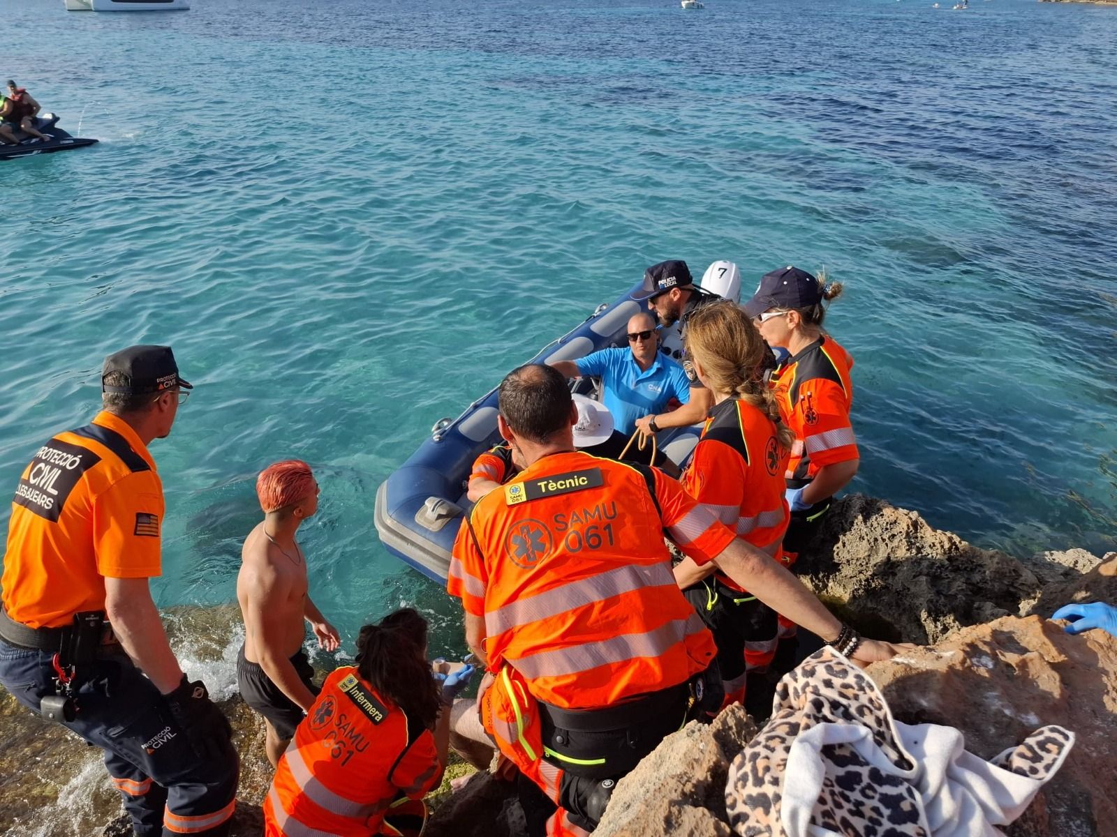 Rescatan a un joven herido al saltar al mar desde las rocas en Son Verí