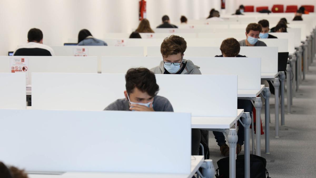 Estudiantes en la biblioteca del Auditorio Mar de Vigo durante la pandemia