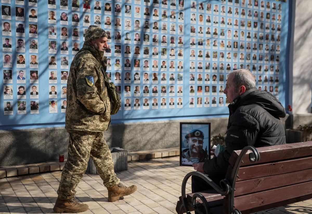 La gente visita el Muro del Recuerdo para conmemorar el Día de los Voluntarios en honor a los combatientes muertos que se unieron a las fuerzas armadas ucranianas.