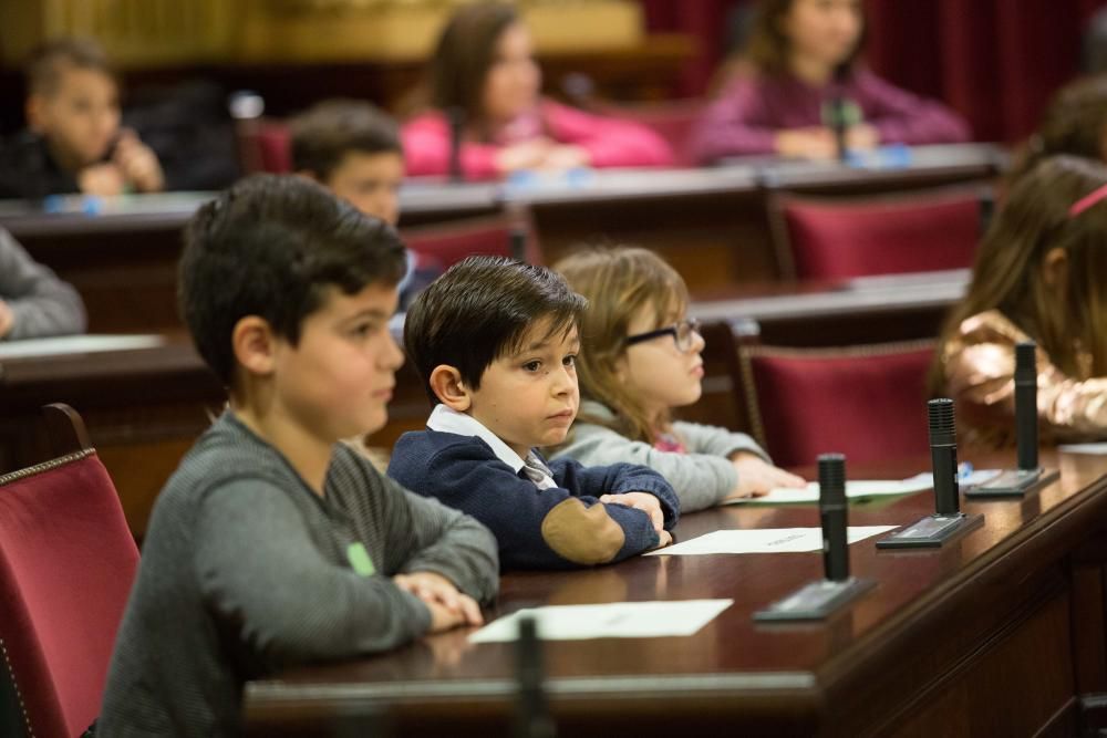 68 niños se convierten en diputados por un día