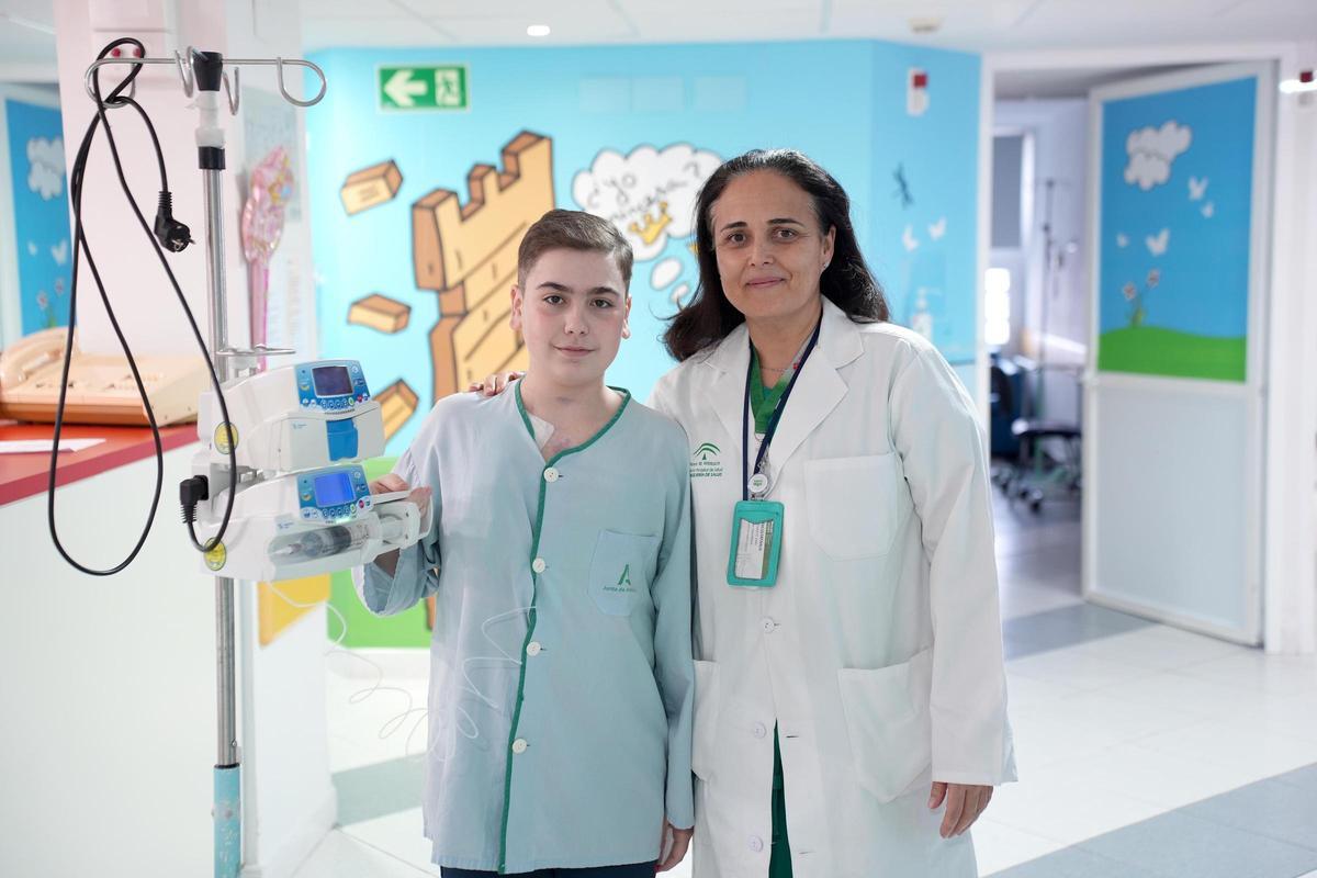 David, junto a la doctora Elena Gómez, especialista en Cardiología del hospital Reina Sofía.