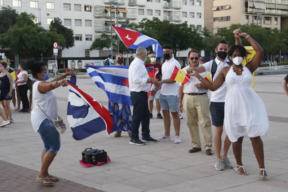 Decenas de cubanos en Córdoba denuncian el "maltrato a la gente" en su país