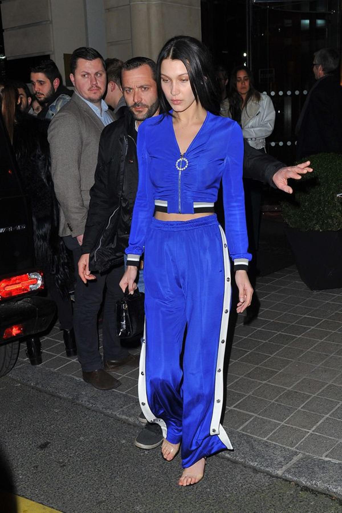 Look monocolor: Bella Hadid con conjunto azul