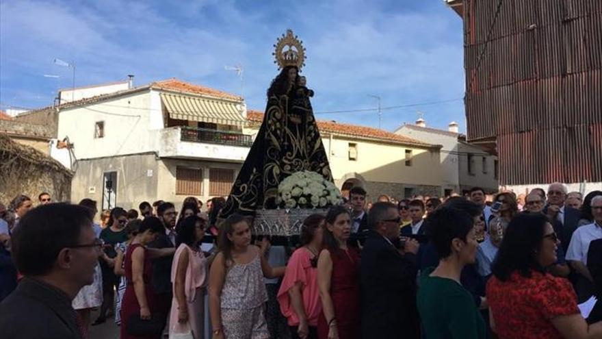 La hermandad Virgen del Rosario recibe un premio por sus 210 años