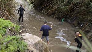 Un grupo de voluntarios en el río Fahala a su paso por Alhaurín el Grande (Málaga), busca junto a la Guardia Civil a dos hombres que se encuentran desaparecidos en Alhaurín el Grande (Málaga) después de que un río arrastrara la furgoneta en la que iban anoche, en medio del temporal de lluvia que azotaba la zona, en aviso rojo entonces, han informado fuentes del instituto armado y de Emergencias 112. Los desaparecidos son dos hombres de 53 y 54 años y su vehículo ha sido localizado volcado en el cauce del río Fahala, con importantes daños. La Guardia Civil ha movilizado un amplio dispositivo de búsqueda con patrullas, helicóptero y el Grupo Especial de Actividades Subacuáticas (GEAS), que están desplegados por la zona.