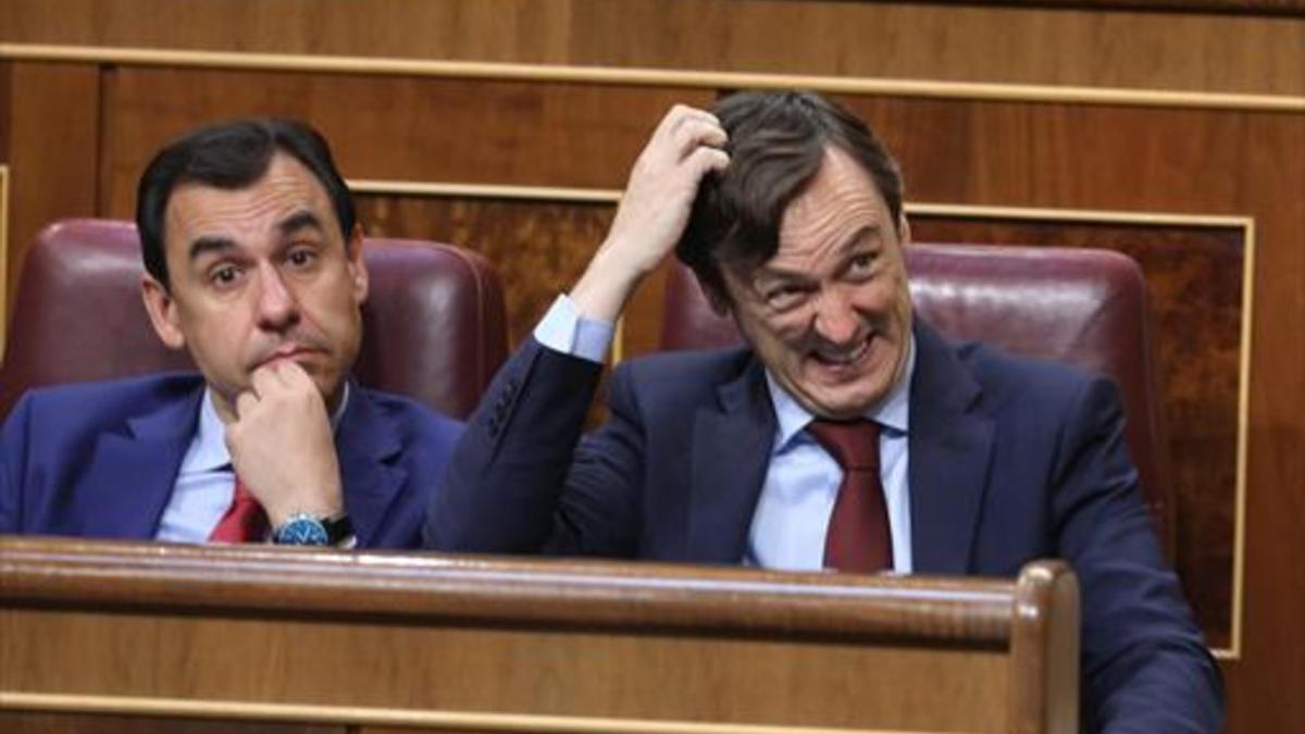 Fernando Martínez-Maillo y Rafael Hernando. de PP, ayer, durante el debate.