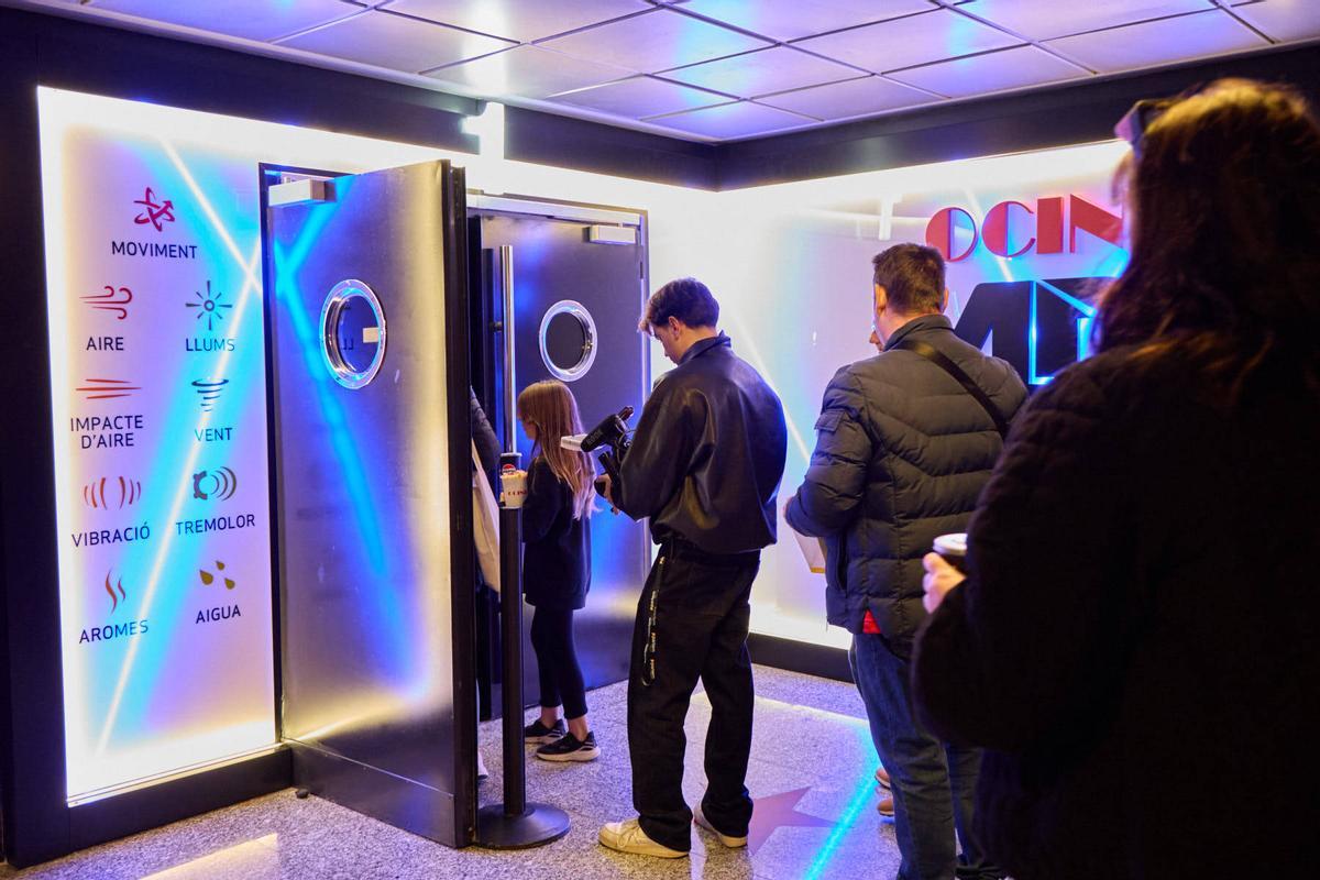 El públic entrant a la sala 4D E-Motion dels Ocine de Blanes el dia de la seva inauguració