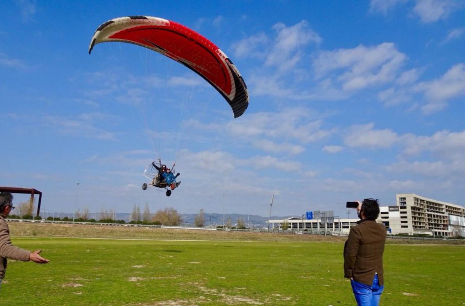 Aterrizaje de un paramotor frente al recinto ferial.