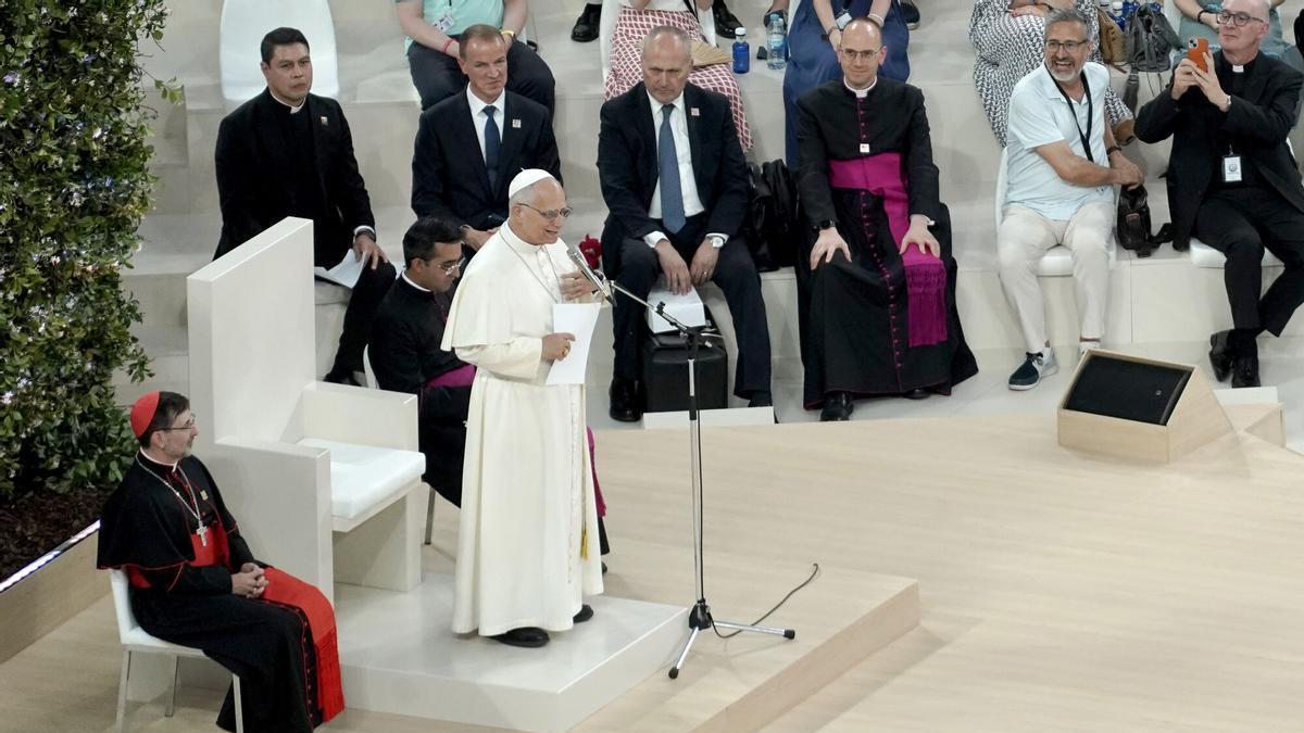 Encuentro multitudinario del Papa León XIV con la comunidad diocesana en el Santiago Bernabéu.